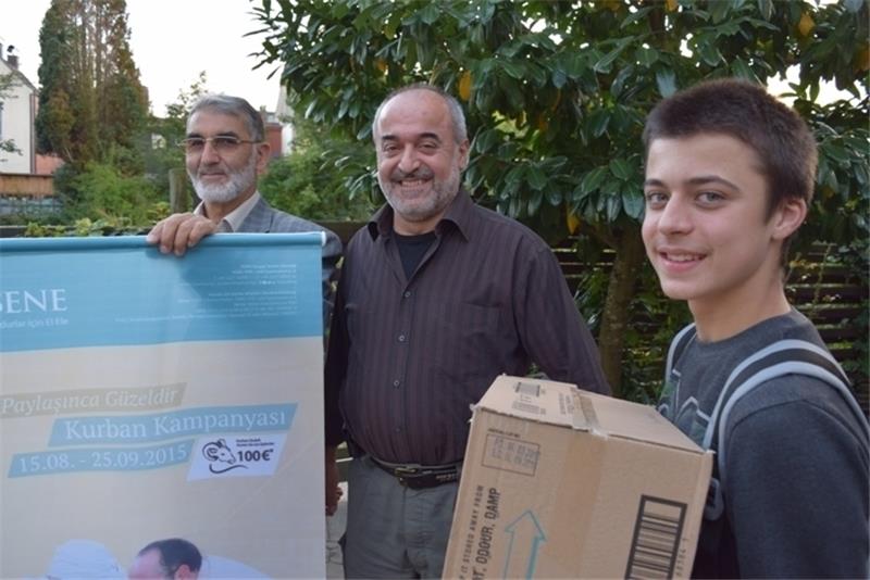 Imam Mehmet Ekim, Gemeindevorsteher Aytekin Esen und sein Sohn Mehmet laden Flüchtlinge zum Opferfest in die Buxtehuder Moschee ein. Foto Richter