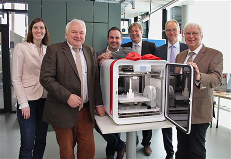 Imke Winzer (v. links), Heiner Schönecke, Jan Bauer, von der Zukunftswerkstatt, Dieter Bielert von der Firma 3DPicture.net, Manfred Cohrs, und Wilfried Seyer bei der Übergabe des 3D-Druckers.