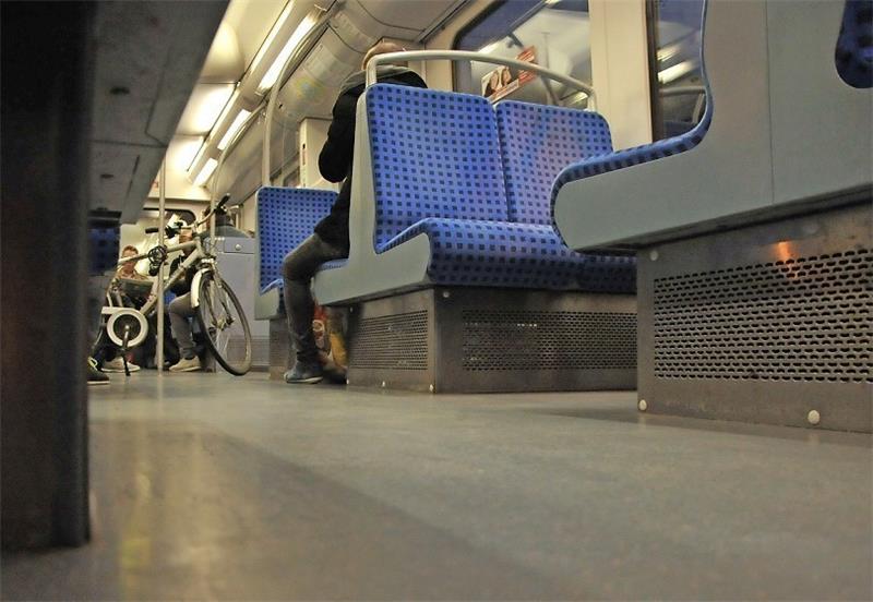 In Stade ist die S-Bahn noch fast leer. Im Berufsverkehr fahren die Züge alle 20 Minuten nach Hamburg.