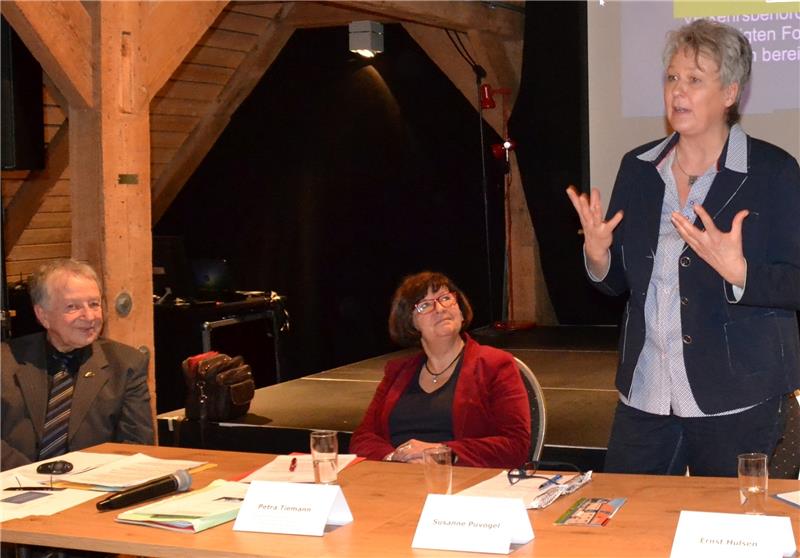 In der Diskussion über den Schwerlastverkehr in Freiburg , zu der Claus List (links) eingeladen hatte, sagten SPD-Landtagsabgeordnete Petra Tiemann und Kandidatin Susanne Puvogel (rechts) Unterstützung zu.