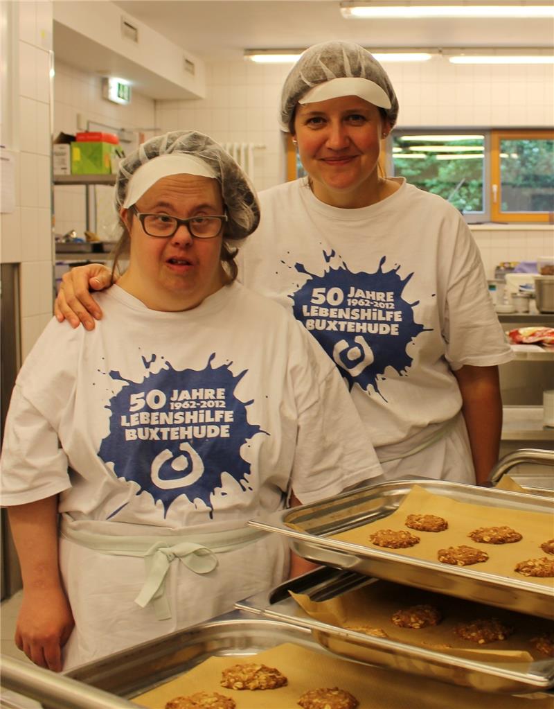 In der Küche der Lebenshilfe haben Sonja Löhden und Angela Cohrs (links) vom Leckerbissen-Team gerade duftende Haferkekse aus dem Ofen gezogen.