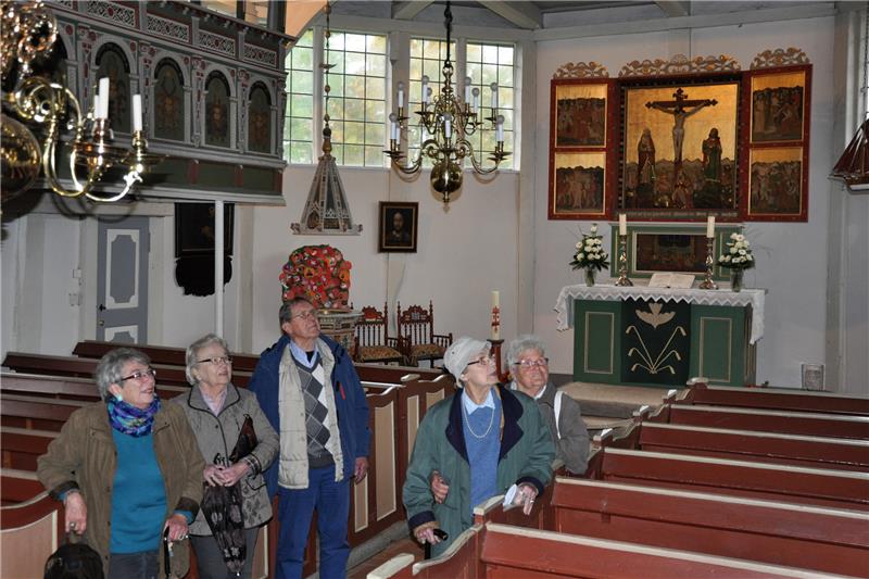 Inge Küssner (zweite von links) aus Buxtehude mit Freunden aus Hamburg-Rosengarten zeigt ihrem Besuch aus Köln (rechts) die Grünendeicher Kirche.  Foto Lankuttis