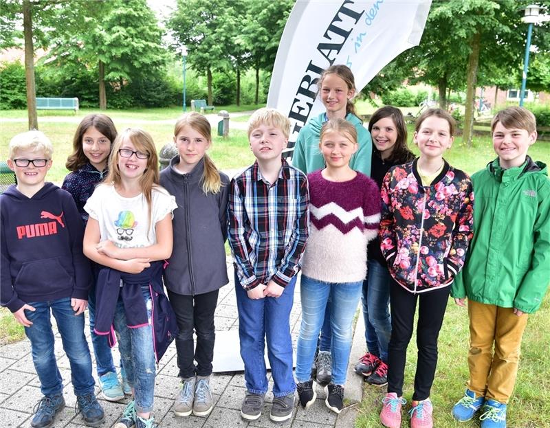 Interessiert : Eine Gruppe der Grundschule besucht den TAGEBLATT-Stand in Haddorf. Fotos Beneke