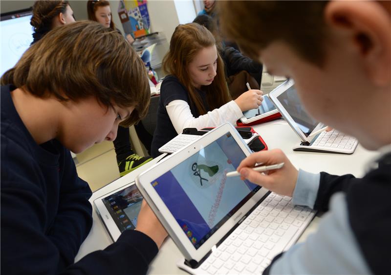 Internet-Tafeln und Tablet-PC statt Kreide und Schwamm: An Schulen werden zunehmend elektronische Geräte mit Internetzugang eingesetzt. Foto dpa