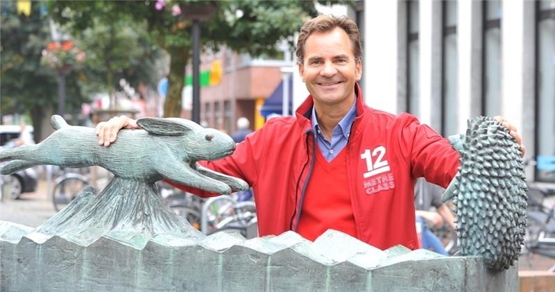 Jan Kurzer und die Farbe rot und die Zahl zwölf. Die Wahl der Farbe der Jacke war Absicht, die Zahl zwölf Zufall. Das ist auch sein Listenplatz bei der Kommunalwahl für die SPD.