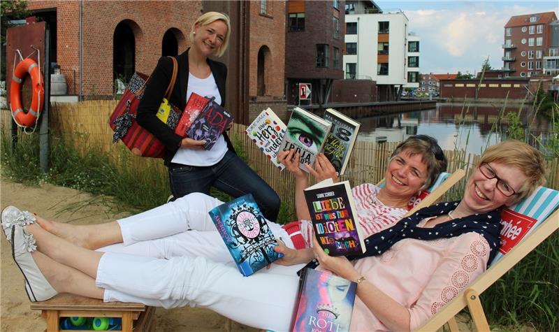 Jeannette Theim vom Hanseloft bringt Ulrike Mensching und Susanne Gratza vom Förderverein die Bullen-Endrundenbücher . Foto Richter
