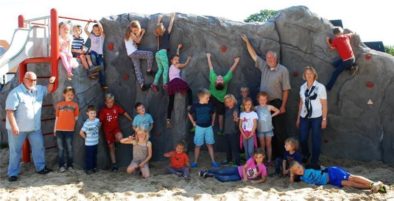 Jetzt hat Fredenbeck auf dem Kinderspielplatz am Fasanenweg eine Kletterwand. Foto: Kordländer