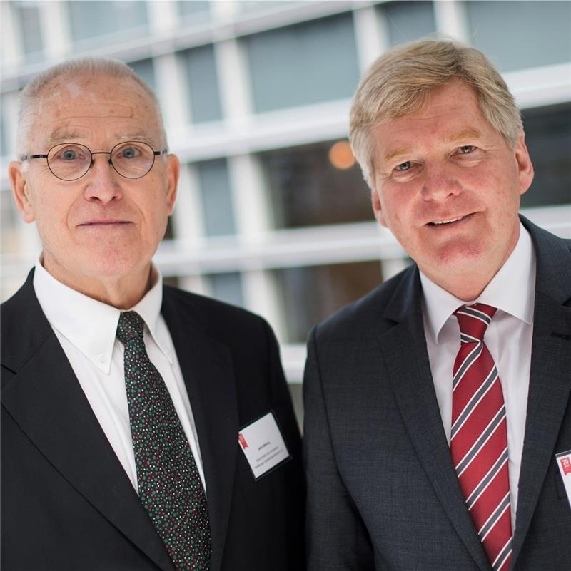 Jobst Böhning (links) und Uwe Kirchner, Vorstandsvorsitzender und der stellvertretende Vorsitzende des „Hamburger Spendenparlaments“ . Foto Schulze/dpa
