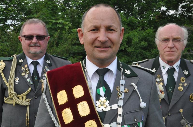 Jörg Kirschner (Mitte) trägt in diesem Jahr die Königskette in Issendorf . Seine beiden Adjutanten Bernd Mai (links) und Claus-Peter Spark werden den König im kommenden Jahr begleiten. Foto Wahba