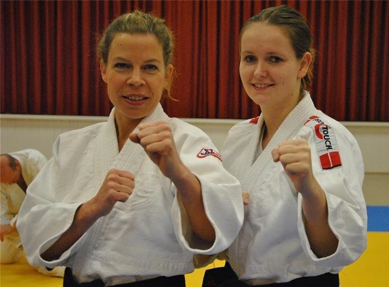 Juliane Schmidt-Pankratz (links) und Bianca Prigge bilden ein Duo beim Ju-Jutsu . Sie waren schon dreimal bei Deutschen Meisterschaften. Foto Scholz