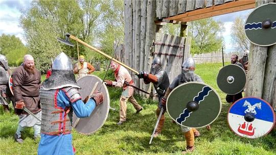 Kampfsport: Die Wikinger-Gruppen trainieren für die Schlacht um die Ringburg in Jork-Neuenschleuse, dieser ist einer der Höhepunkte des Marktes vom 17. bis 20 Mai.