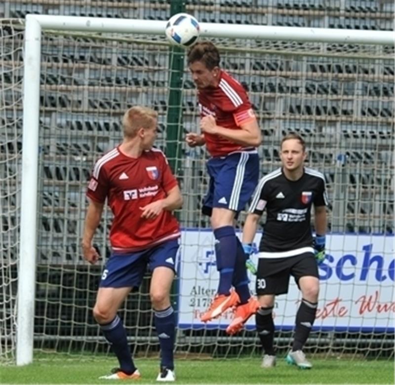 Kapitän Sören Behrmann (Mitte) verlor gegen Wunstorf den entscheidenden Zweikampf vor dem 0:1.