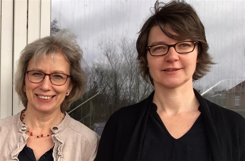 Katrin Feige vom Jobcenter Stade und Sandra Prozinski vom Bildungswerk Niedersächsischer Volkshochschulen werben für die Frauenwerkstatt .