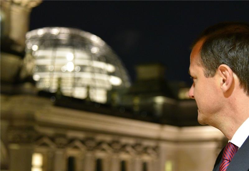 Keine schlechte Aussicht: Bundestagsmitglied Oliver Grundmann (CDU) schaut von seinem Büro aus auf die beleuchtete Reichstagskuppel. Foto Beneke