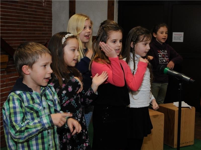 Kinder aus der zertifizierten musikalischen Grundschule sangen beim Empfang fröhliche Lieder . Foto Kordländer