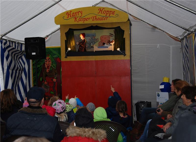 Kinder sind begeistert vom Kasper-Theater . Foto Felsch