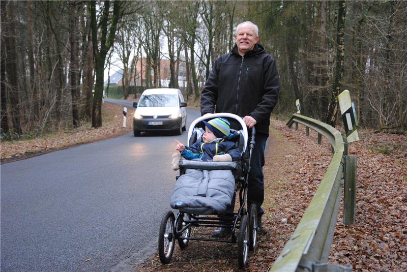 Klein Hollenbeck: Der Weg von Klein Hollenbeck (im Hintergrund) zum Sportplatz nach Bargstedt ist ein Wagnis. Darum fordert Anwohner und SPD-Ratsherr Erwin Schiller (hier mit Enkel Noah) einen Rad-/Fußweg.