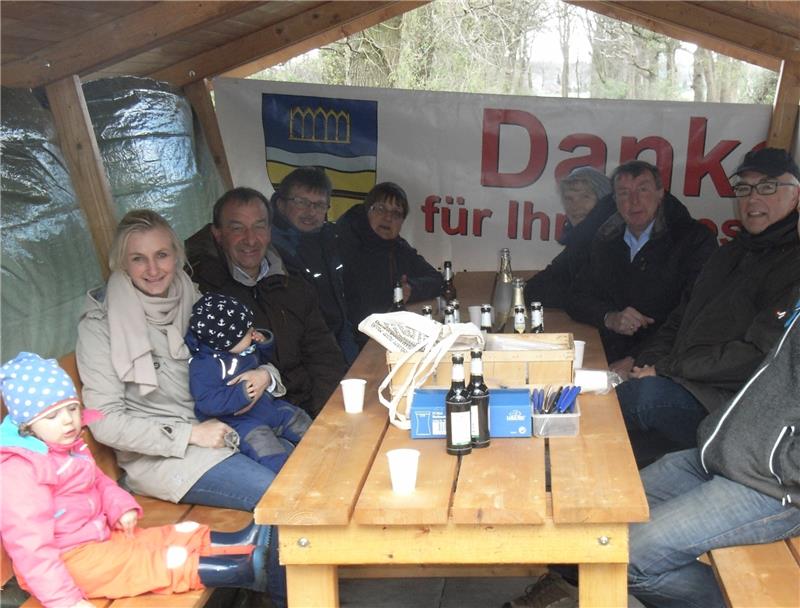 Kleine Feier in der Schutzhütte für Radler und Wanderer in Oldendorf.