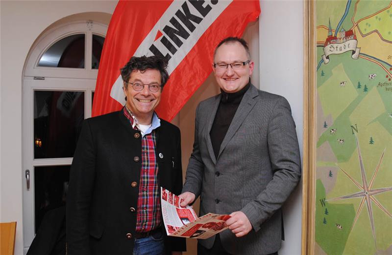 Klemens Kowalski (rechts) wird als Bundestagskandidat unterstützt von Diether Dehm (MdB). Foto Vasel