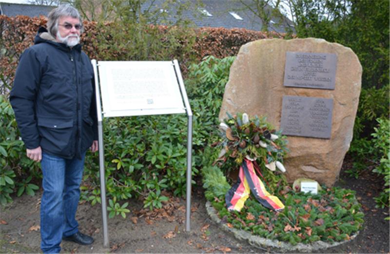 Spätes Gedenken an Zwangsarbeiter Kommunalpolitiker Wolfgang Weh hat das Mahnmal für die getöteten Zwangsarbeiterkinder initiiert. Neben dem Gedenkstein steht auf dem Fredenbecker Friedhof nun auch eine Informationstafel, die über historische Hintergründe aufklärt. Foto Beneke