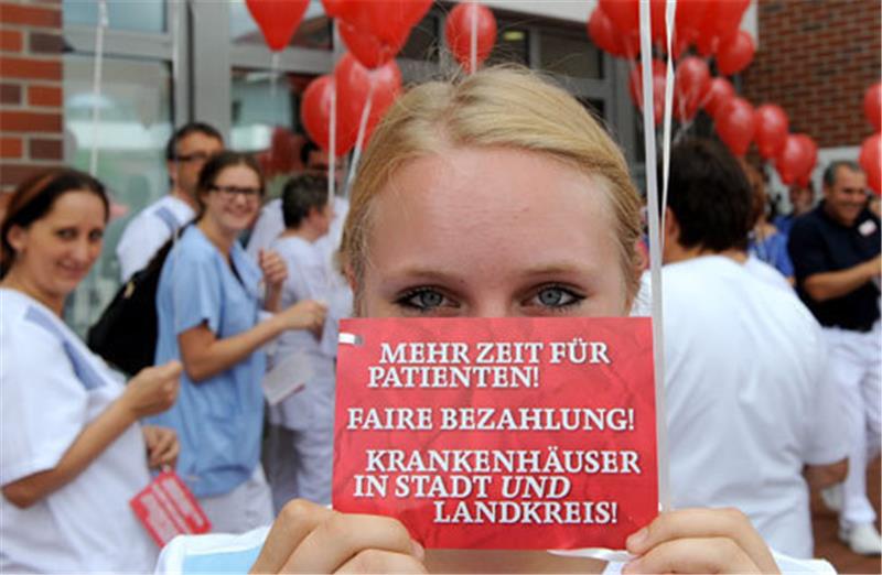 Krankenhausbeschäftigte wie hier in Cloppenburg gehen auf die Straße und fordern bessere Arbeitsbedingungen. Foto dpa