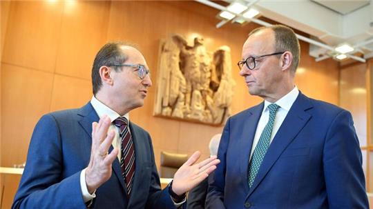 Kritisieren die Ampel-Wahlrechtsreform aufs Schärfste: CDU-Chef Friedrich Merz (r.) und der Vorsitzende der der CSU-Landesgruppe im Bundestag, Alexander Dobrindt.