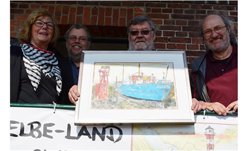 Künstler Ole West (rechts) schenkte dem Förderverein des Küstenschifffahrts-Museums ein selbst gestaltetes Bild, auf dem das Museums-Schiff Iris-Jörg und das Leuchtfeuer zu sehen sind.