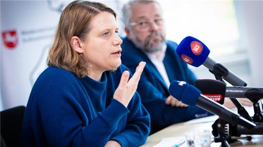 Kultusministerin Julia Willie Hamburg (Grüne) räumt Fehler beim Krisenmanagement ein.