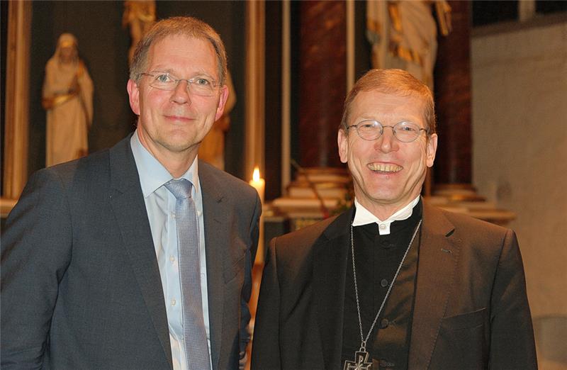Landessuperintendent Dr. Hans Christian Brandy (rechts) und Referent Arnd Henze in der Stader Stadtkirche St. Wilhadi. Foto: Beneke