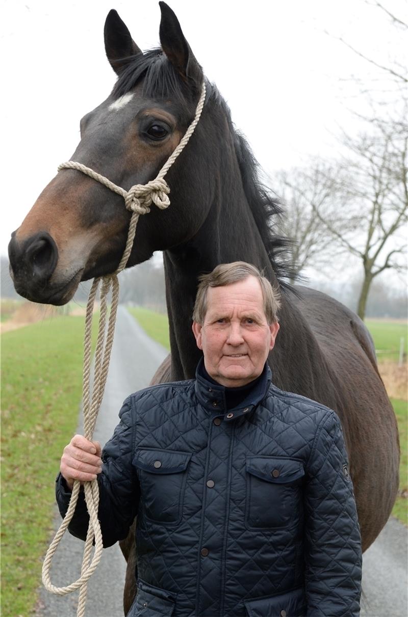 Landwirt Reinhard Braack aus Krautsand ist 21 Jahre Vorsitzender der Kehdinger Pferdezüchter. Foto Kordländer