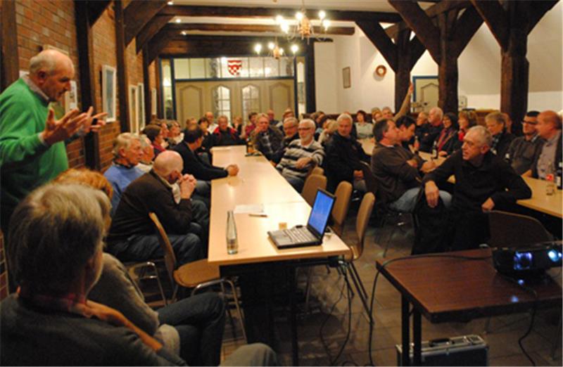 Lebhafte Deich-Diskussion im Dorfgemeinschafthaus Neuenkirchen. Foto Richter