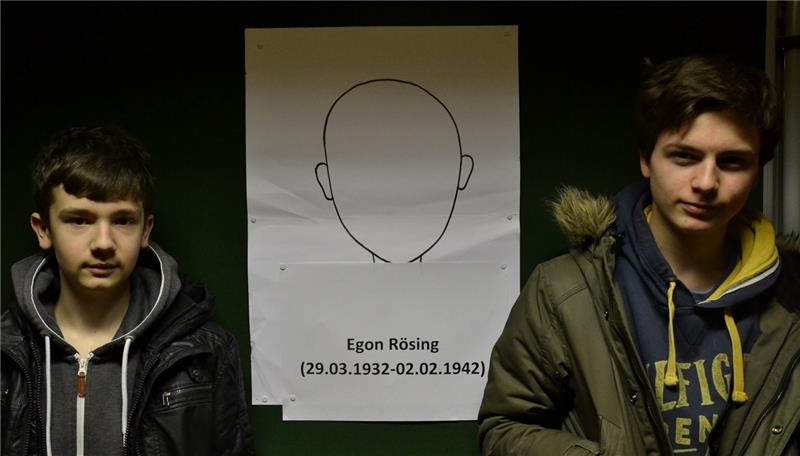 Lennart Zimmermann (links) und Milan Töllner vor ihrer Ausstellung für Egon Rösing, der im Zuge der Kinder-Euthanasie ermordet wurde. Foto Ahlmer