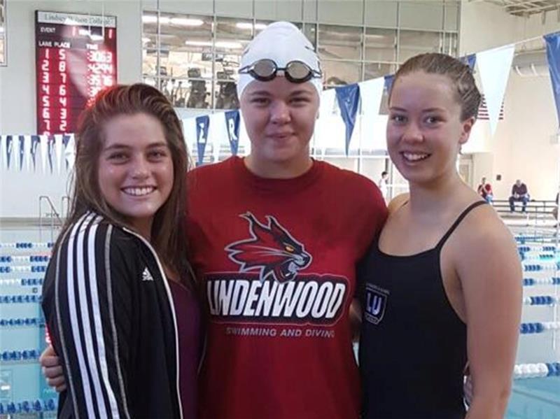 Lina Hartwig (rechts), Abbie aus Tennessee (links) und Claire aus Südafrika beim Wettkampf am vergangenen Wochenende in Columbia. Das Trio gehört zum Schwimmteam der Lindenwood University in Belleville.