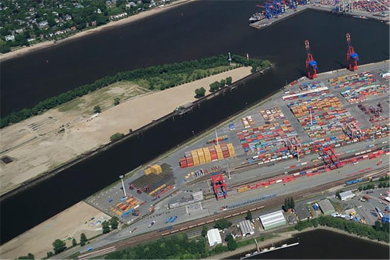 Luftaufnahme des Eurogate-Terminals am Walterhofer Hafen. Für die geplante Erweiterung soll der Petroleumhafen (Bildmitte) verfüllt und die Landspitze gekappt werden. Foto: HHM