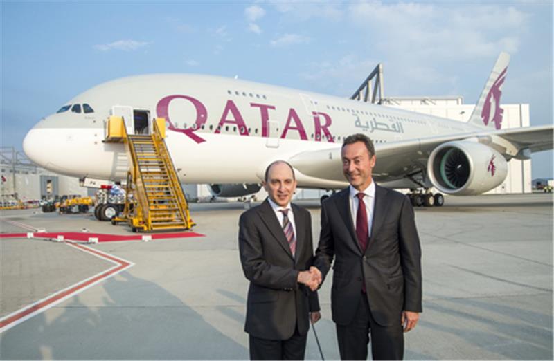 Machen die Übergabe symbolisch perfekt: Akbar Al Baker, Group Chief Executive von Qatar Airways, und Fabrice Brégier, President und CEO von Airbus. Foto Airbus