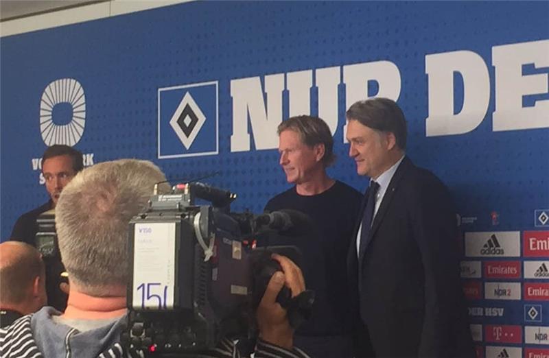 Markus Gisdol (links) und HSV-Manager Dietmar Beiersdorfer bei der ersten Pressekonferenz des neuen Trainers in Hamburg. Fotos: Stephan