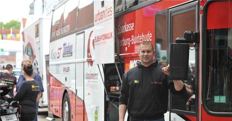 Markus Kelch fährt die über 18 Meter lange Bus-Anhänger-Kombination des Buxtehuder Rallycross-Fahrers Andreas Steffen.