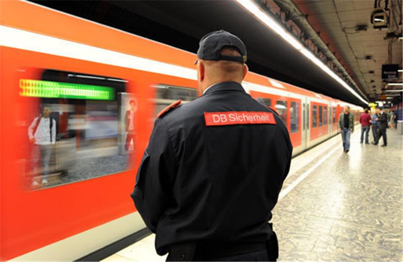 Mehr Sicherheitskräfte in den S-Bahnen sorgen offenbar für mehr Sicherheit in den Bahnen – die Körperverletzungen sind in den Bahnen im Norden um sechs Prozent zurück gegangen. Täglich sind alleine 270 Sicherheits-Mitarbeiter in den S-Bahnen unterwegs – sie fahren auch bis Stade.  Foto dpa