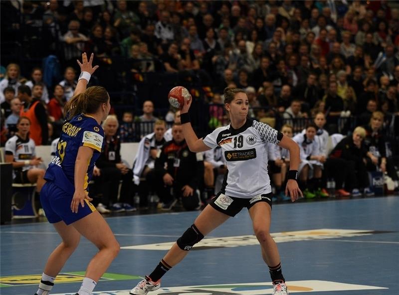 Mehr als 10 000 Handball-Fans sehen den Auftritt von Emily Bölk in der Hamburger Arena. Fotos Hans Kall
