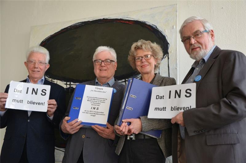 Mehrere Ordner fast 10.000 Unterschriften übergeben die Vertreter des Düdenbütteler Vereins „De Plattdüütschen“ an Dr. Annette Schwandner (von links): Hans-Peter Hellwege, Heinz Mügge und Jörn Knabbe.