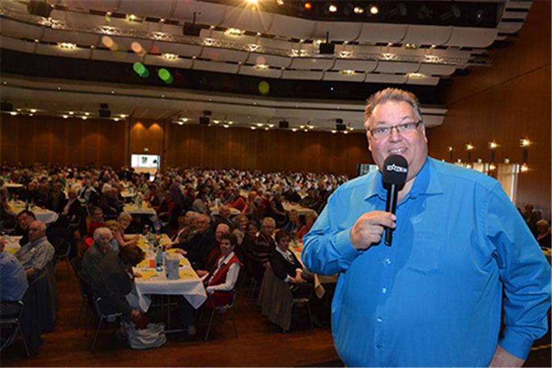 Michael Thürnau, der „Bingobär“, führte 700 Gäste im Stadeum durch die Show. Foto: Schunk