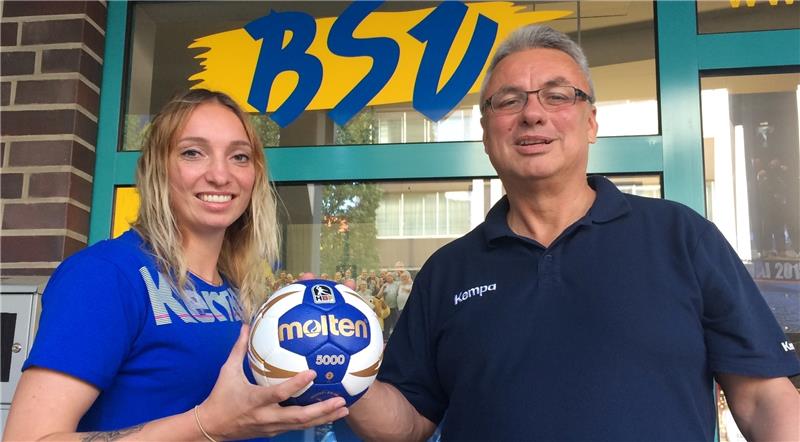 Michelle Goos und Trainer Dirk Leun vor der BSV-Geschäftsstelle.