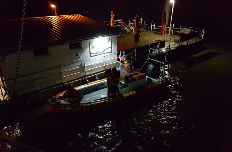 Mir Rettungsbooten suchten DLRG und Feuerwehr die Elbe ab. Fotos: DLRG