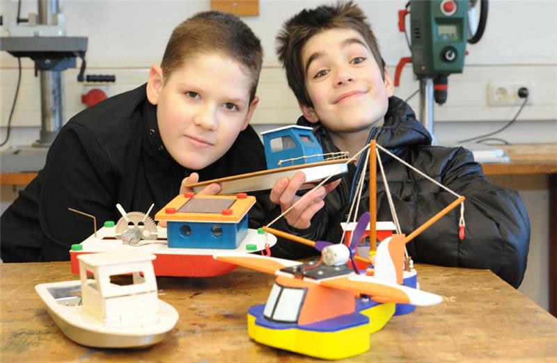 Mit Modellbooten befassen sich Sven (rechts) und Tino (zwölf Jahre alt) im Unterricht. Sie basteln auch selbst kleine Wasserfahrzeuge.  Foto: Kordländer