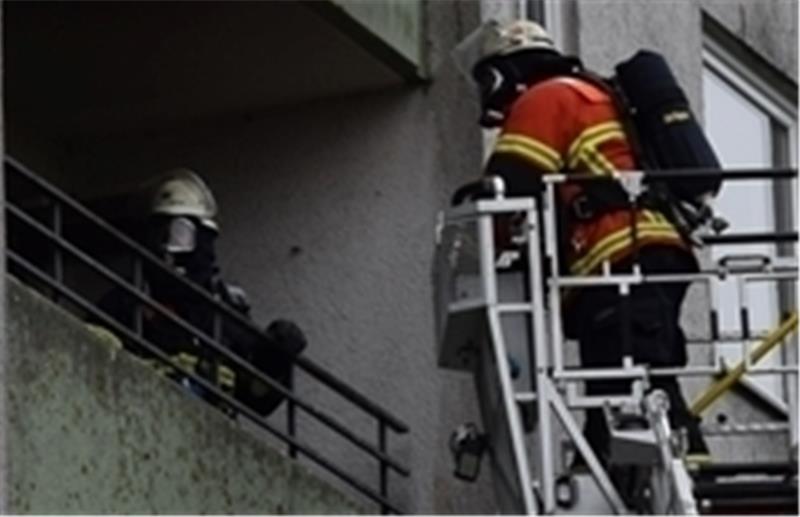 Mit der Drehleiter gelangten die Feuerwehrmänner in den vierten Stock des Hochhauses. Foto Schunk