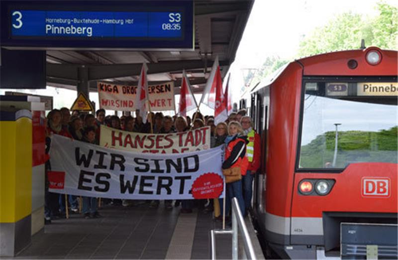 Mit der S-Bahn gehts für die Erzieherinnen zur Großdemo nach Hamburg. Foto von Borstel