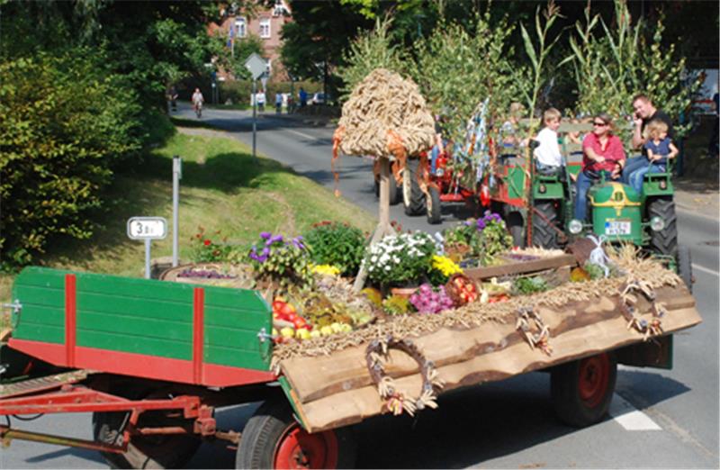 Mit festlich geschmückten Erntewagen ging es durch das Dorf. Foto Schwartau