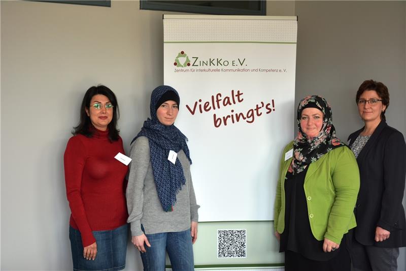 Mit ihren Bildungsmoderatorinnen hilft Zinkko vielen mehrheimischen Familien: Die Vize-Vorsitzende des Vereins, Nesime Can (2. von rechts), stellt die drei Expertinnen Fariba Nazari (von links), Zeinab Hamde und Ana Reig Matthies vor. Foto Beneke