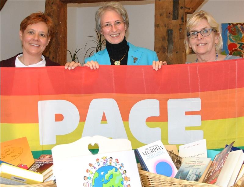 Mitgehen auf dem „Friedenweg 2017“ – dazu laden Daniela Subei, Constanze Steinfeldt und Dorle Buck (Foto von links) ein. Bücher zum Thema Frieden stehen in Körben in der Bücherei bereit. Foto Lohmann