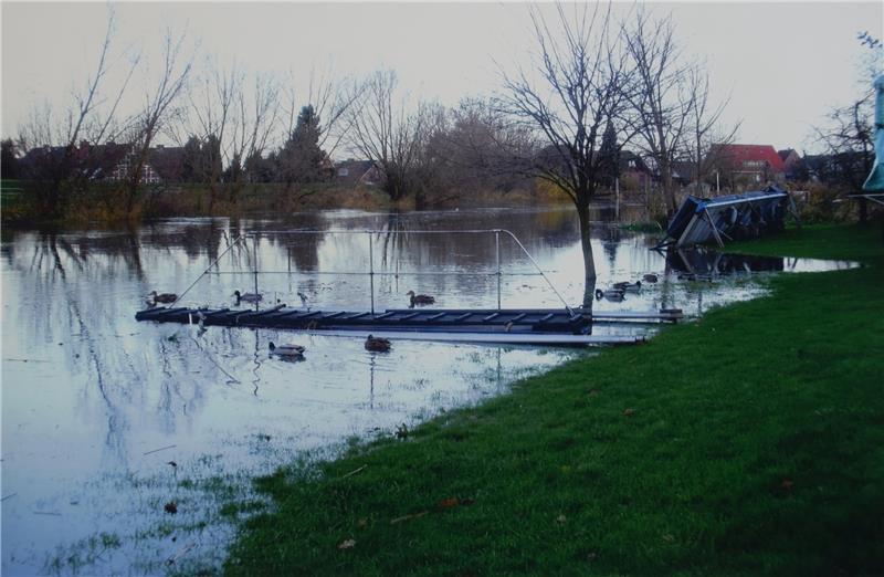 Mittlerweile ein alltägliches Bild: Herbert Dörgelohs Garten an der Este in Groß Hove während des Hochwassers einer normalen Tide.